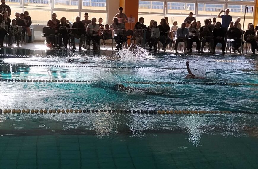 Τα χαμόγελα και η χαρά της συμμετοχής των παιδιών νικητές στην ημερίδα κολύμβησης